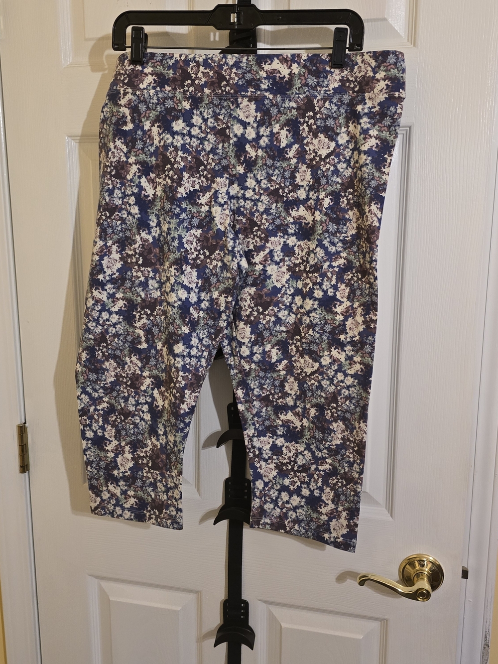 Sonoma Navy, White & Brown Floral Mid Rise Capri Leggings
